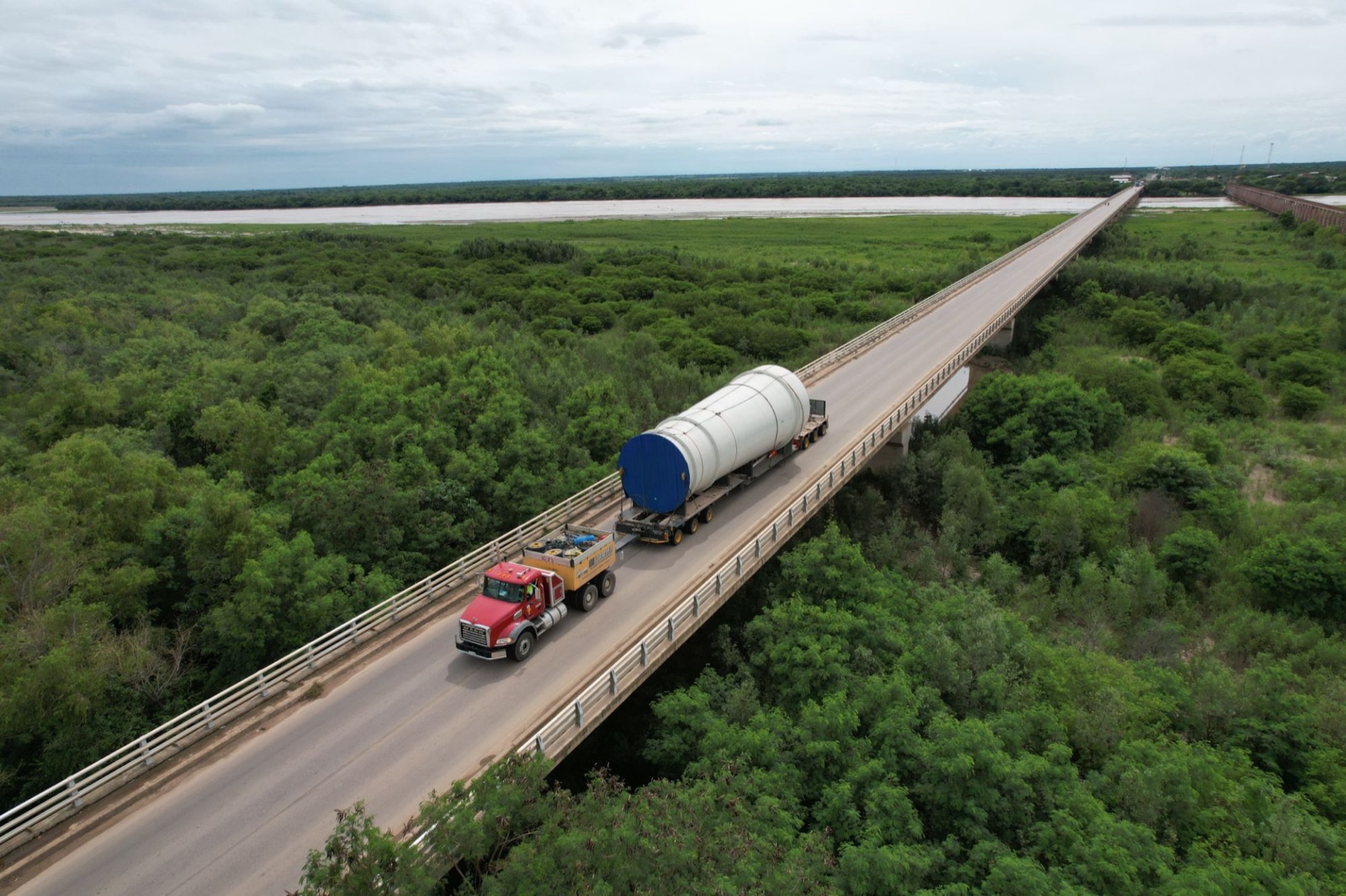 Convoy de camiones lowboy MGLOG en ruta
