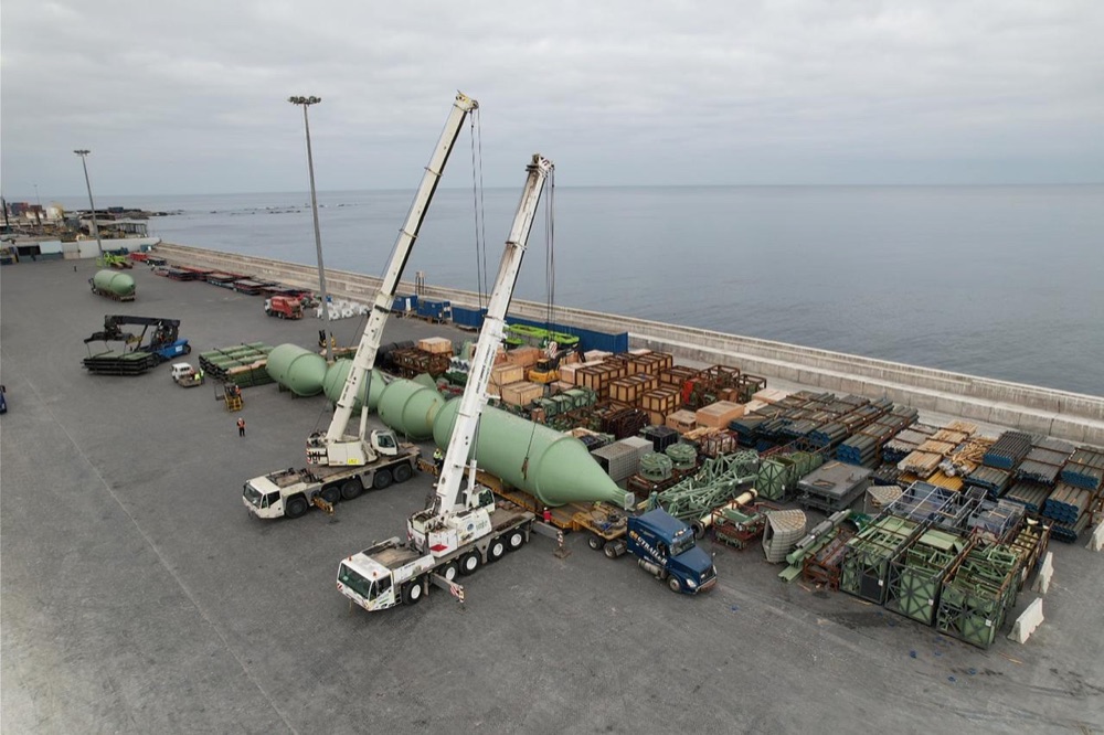 Grúas portuarias cargando tanques industriales