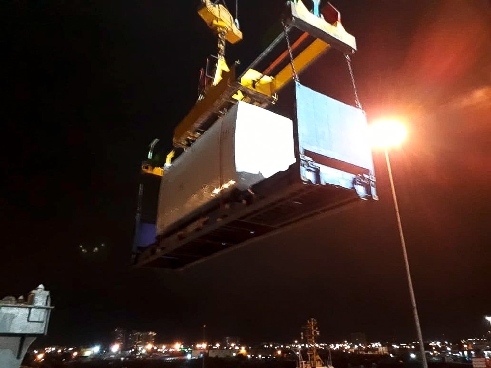 Grúa portuaria de noche