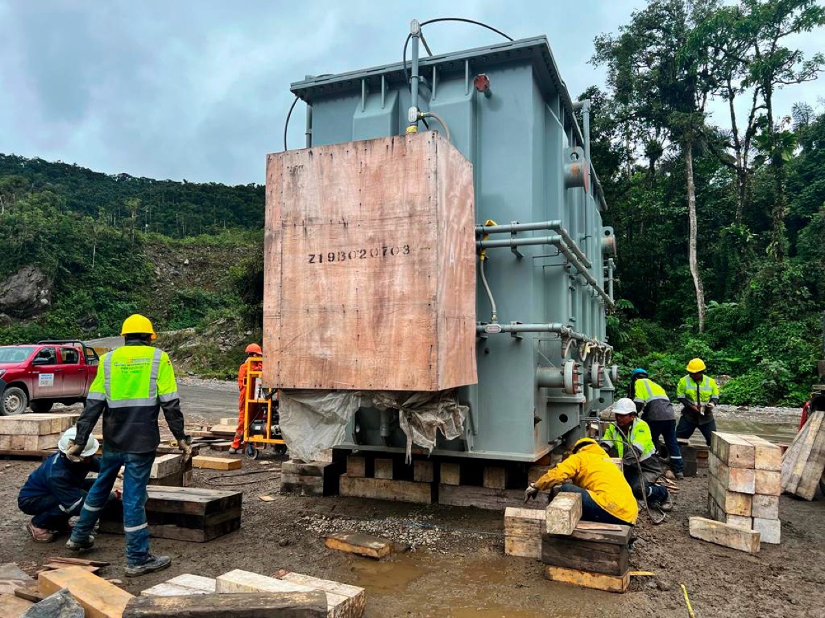 Instalación de equipos en proyecto hidroeléctrico Ivirizu